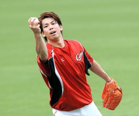 　練習中にボールを見つめる前田（撮影・出月俊成）