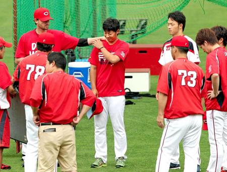 　１軍に合流し、ジョンソンに肩をもまれる一岡（中央）＝撮影・出月俊成