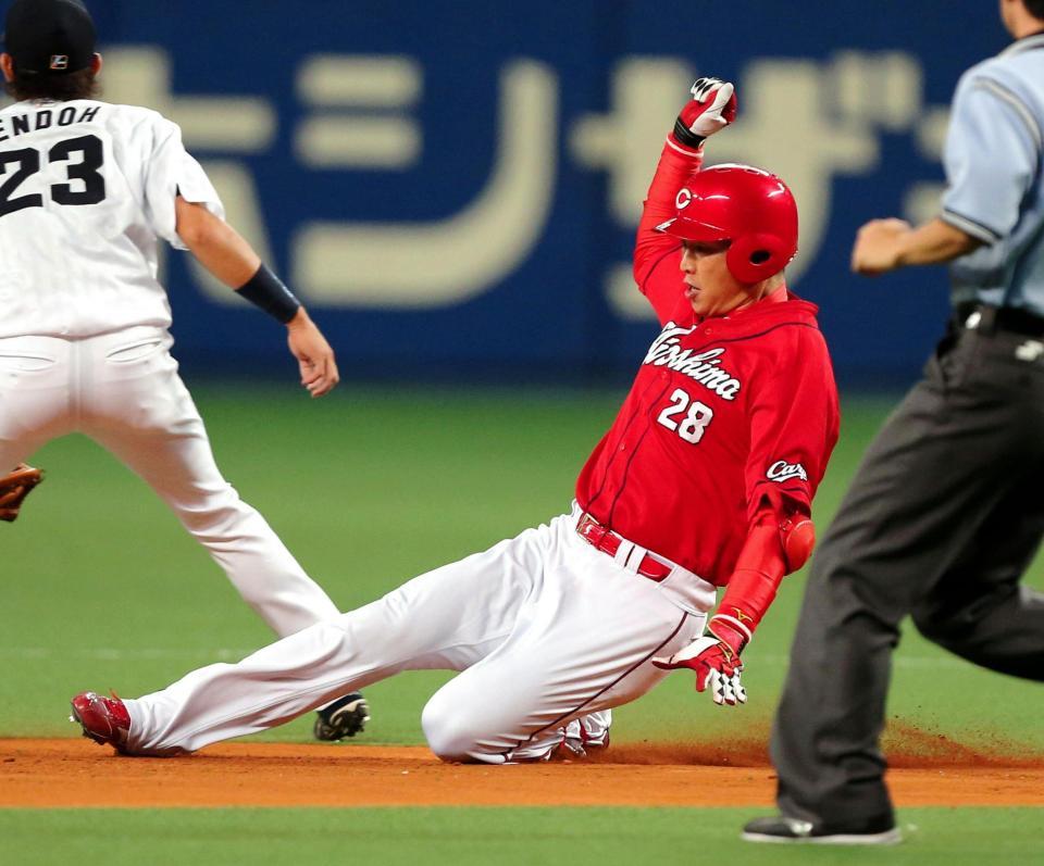 １回広島、２死二塁、先制適時二塁打を放ち二塁へ滑り込む広島・新井貴浩＝ナゴヤドーム（撮影・飯室逸平）