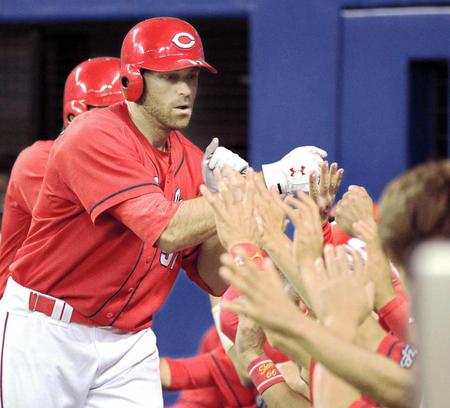 　３回、勝ち越し２ランを放ちハイタッチで迎えられるシアーホルツ（撮影・飯室逸平）