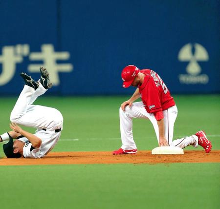 ６回、二塁を狙うが失敗し、塁上にひざまずくシアーホルツ（左は荒木）