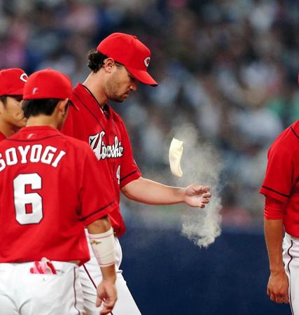 ６回、悔しそうにロジンを手にとるジョンソン（撮影・飯室逸平）