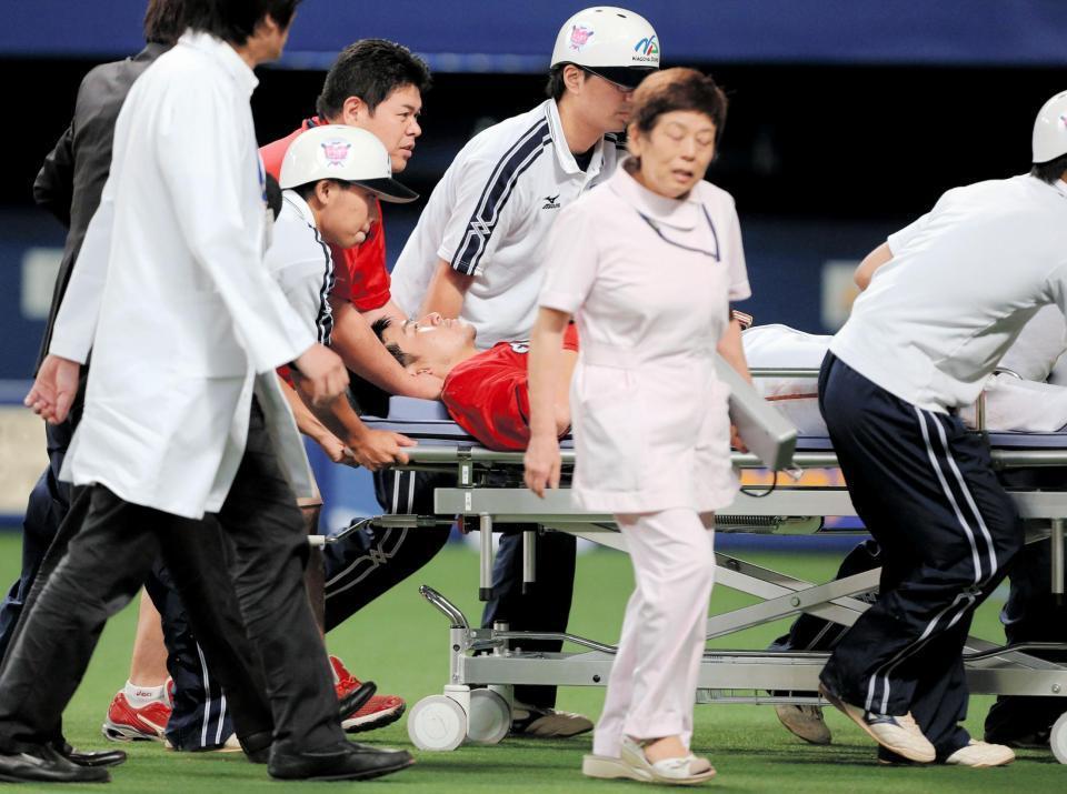 ２回広島、無死二塁、頭部に死球を受けストレッチャーで退場する広島・会沢＝ナゴヤドーム（撮影・飯室逸平）