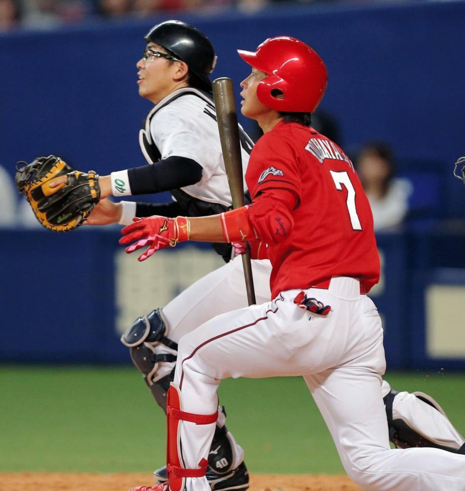 延長１０回広島、送りバントを失敗する堂林＝ナゴヤドーム