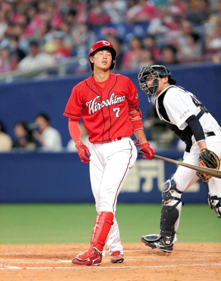 　延長１２回、空振り三振に倒れる堂林