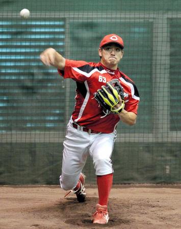 　ブルペンで送球の練習をする田中