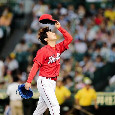 ３回、追加点を許し厳しい表情でベンチへ戻る野村（撮影・棚橋慶太）