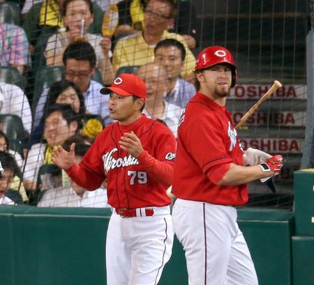 ８回、代打・広島　ブラッド・エルドレッド（右）が三振に倒れ、野手の交代を告げる広島・緒方孝市監督＝甲子園（撮影・田中太一）
