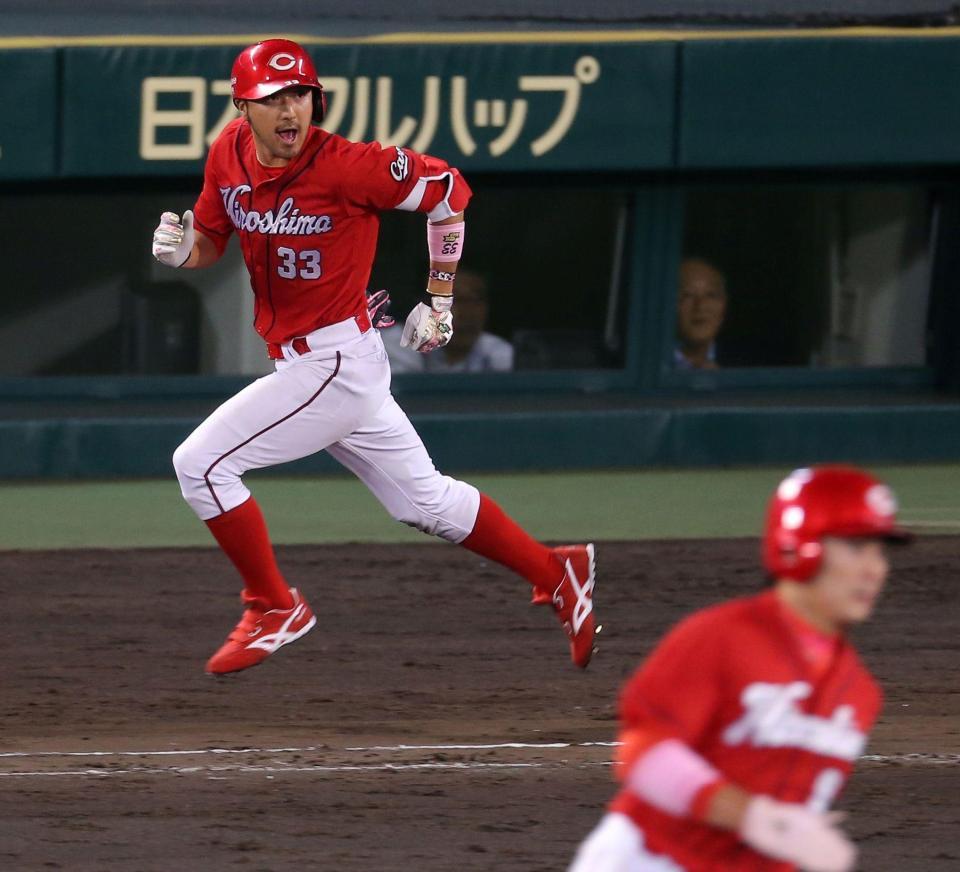 ７回広島２死一、三塁、適時打を放ち声を張り上げる広島・菊池涼介＝甲子園（撮影・田中太一）