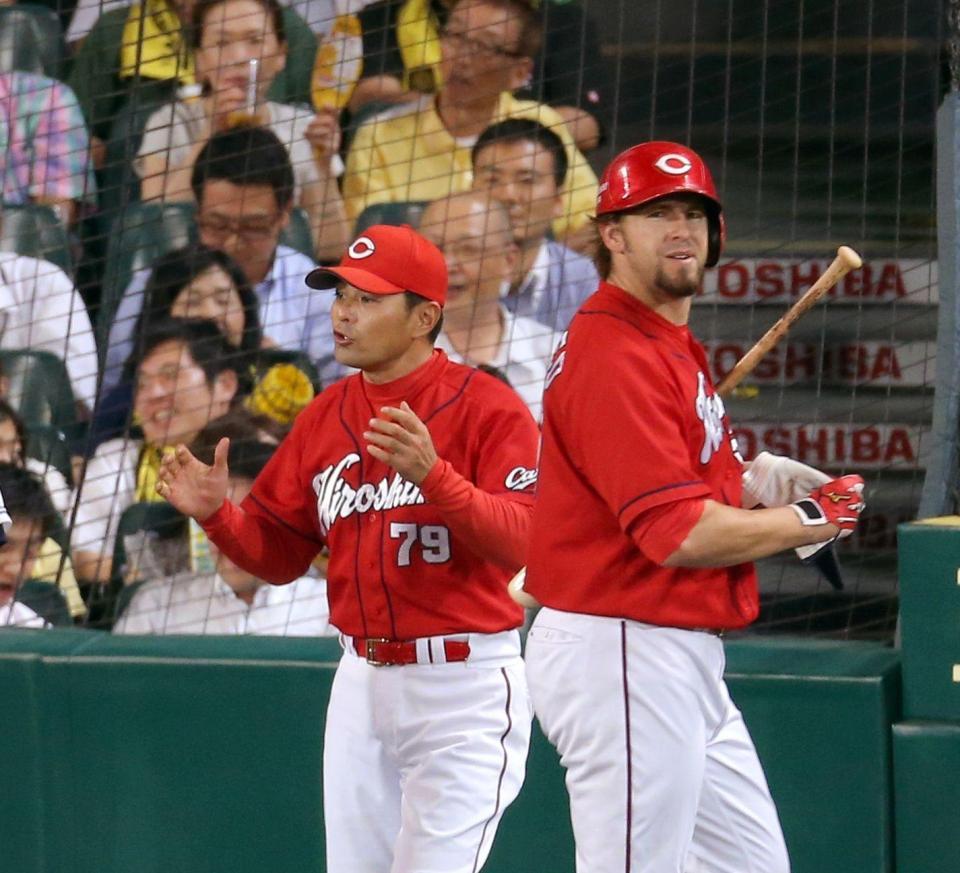 ８回、代打・広島　ブラッド・エルドレッド（右）が三振に倒れ、野手の交代を告げる広島・緒方孝市監督＝甲子園（撮影・田中太一）