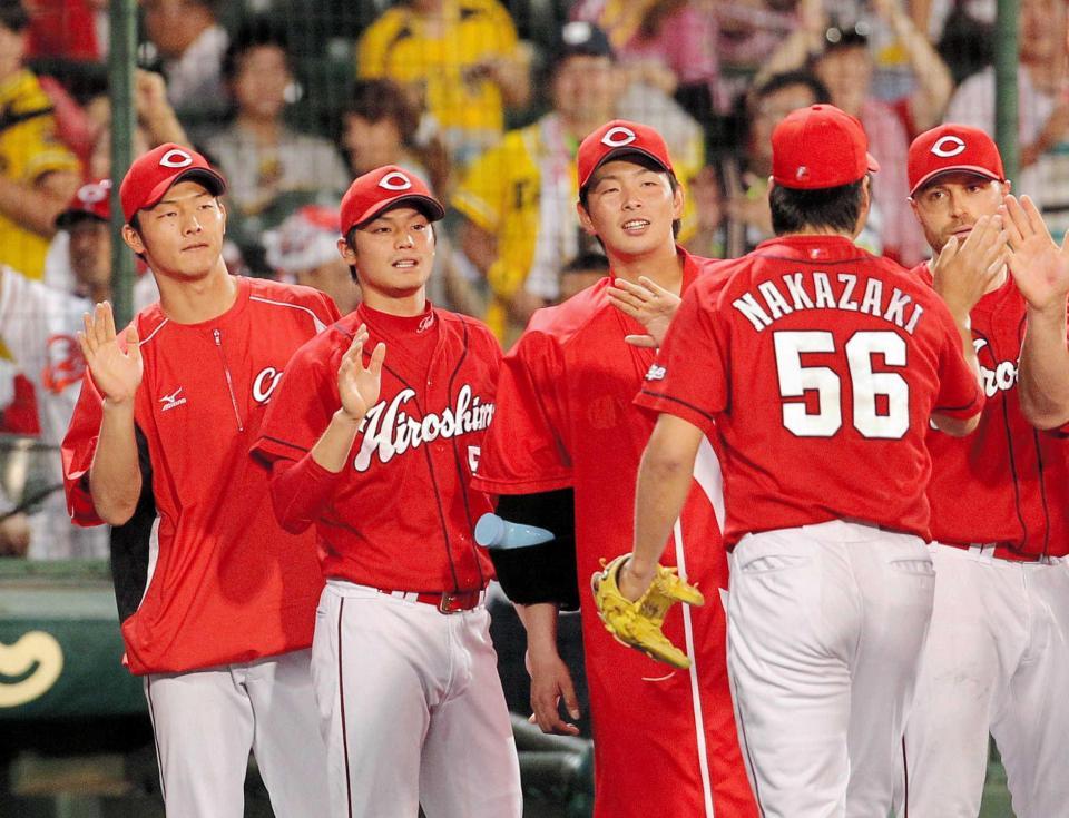 　最後を締めた中崎（右）を出迎える（左から）薮田、戸田、大瀬良（撮影・保田叔久）