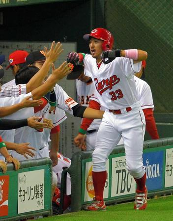 　８回、田中の適時打で生還しポーズをとる菊池（撮影・堀内翔）