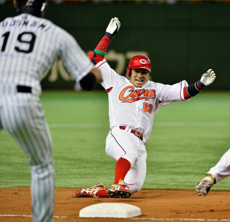 　８回、勢いよく三塁へ滑り込む田中（撮影・園田高夫）