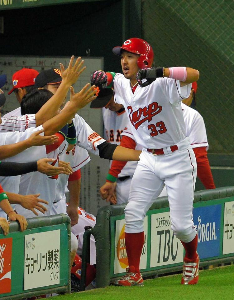 　８回、田中の適時打で生還しポーズをとる菊池（撮影・堀内翔）