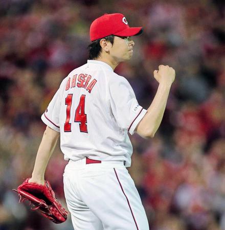 　８回、満塁のピンチを切り抜け、ガッツポーズを見せる大瀬良（撮影・出月俊成）　