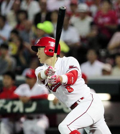 ４回広島無死満塁、広島・梵英心は中犠飛を放つ＝マツダスタジアム（撮影・北村雅宏）