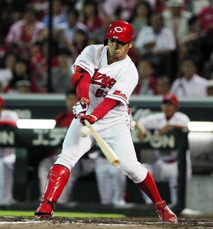 ７回広島１死一塁、広島・田中広輔は左線に同点適時二塁打を放つ＝マツダスタジアム（撮影・北村雅宏）