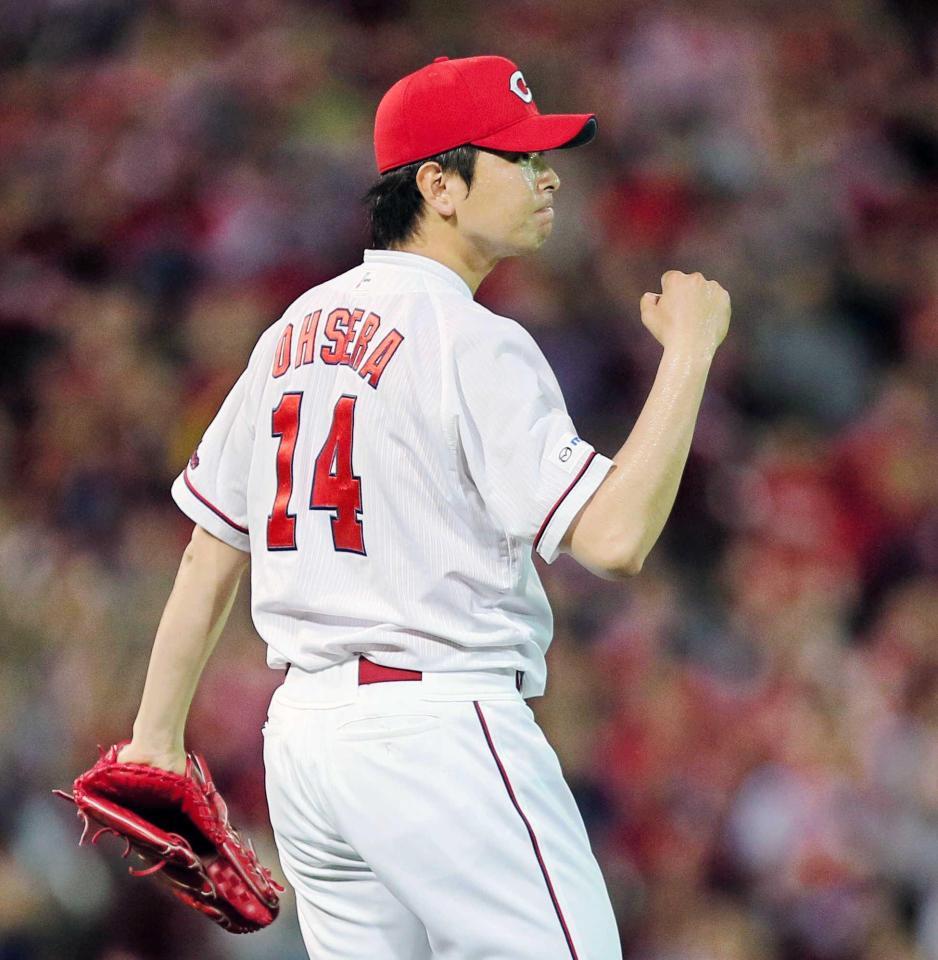 　８回、満塁のピンチを切り抜け、ガッツポーズを見せる大瀬良（撮影・出月俊成）　