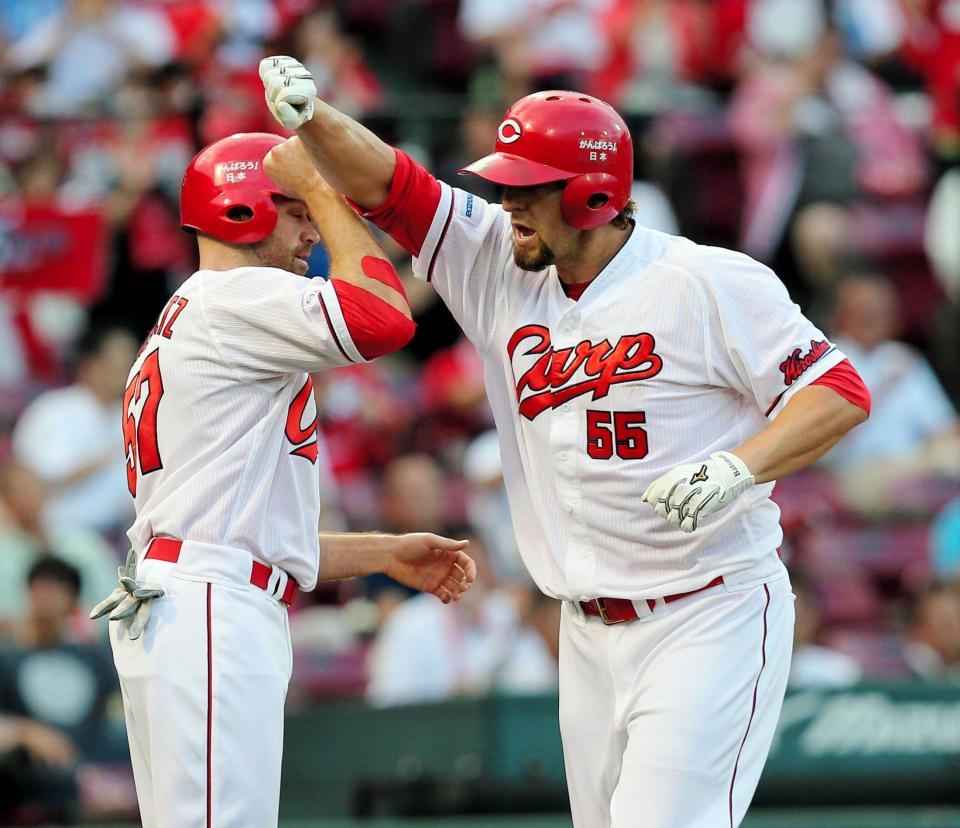 ２回、シアーホルツとタッチを交わすエルドレッド（右）＝マツダスタジアム（撮影・出月俊成）