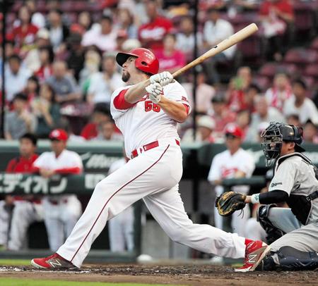 ２回、エルドレッドは中越え２ランを放つ（撮影・北村雅宏）