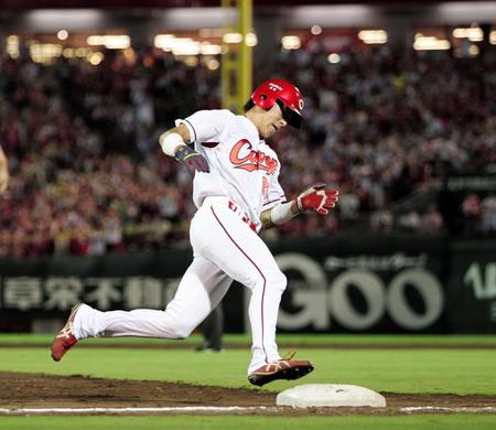 ７回、田中の左線二塁打で一走・野間は三塁ベースを蹴り、一気に生還する