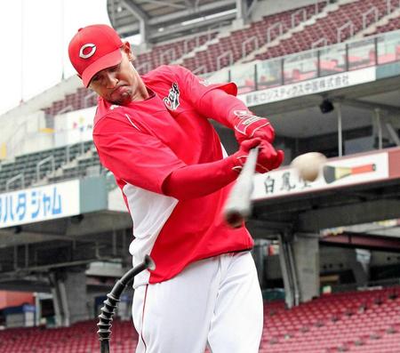 　１軍に合流し、ティー打撃をするグスマン