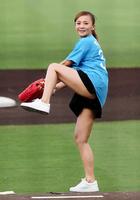 始球式を務める華原朋美＝マツダスタジアム（撮影・出月俊成）