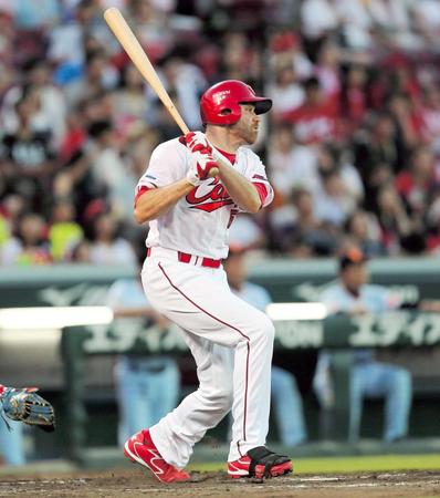 ４回、中越えソロを放つシアーホルツ（撮影・出月俊成）