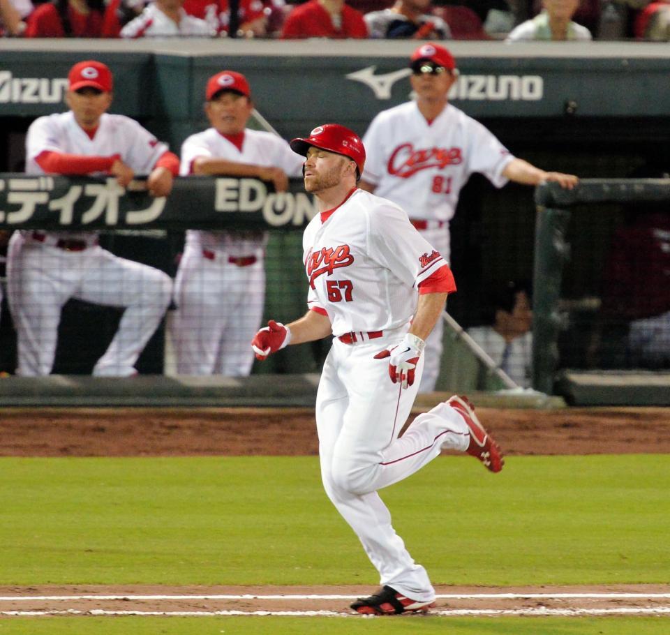 　５回、広島・シアーホルツは二ゴロに倒れる