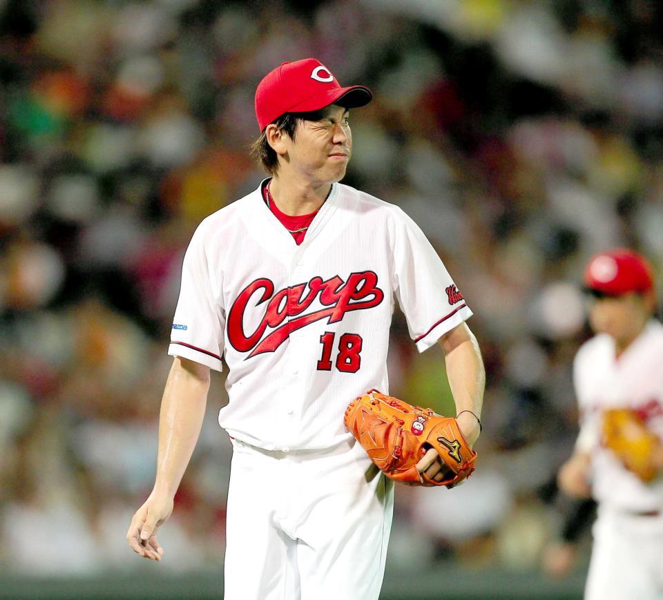 　最終回に失点し、痛恨の表情でベンチへ戻る前田（撮影・出月俊成）