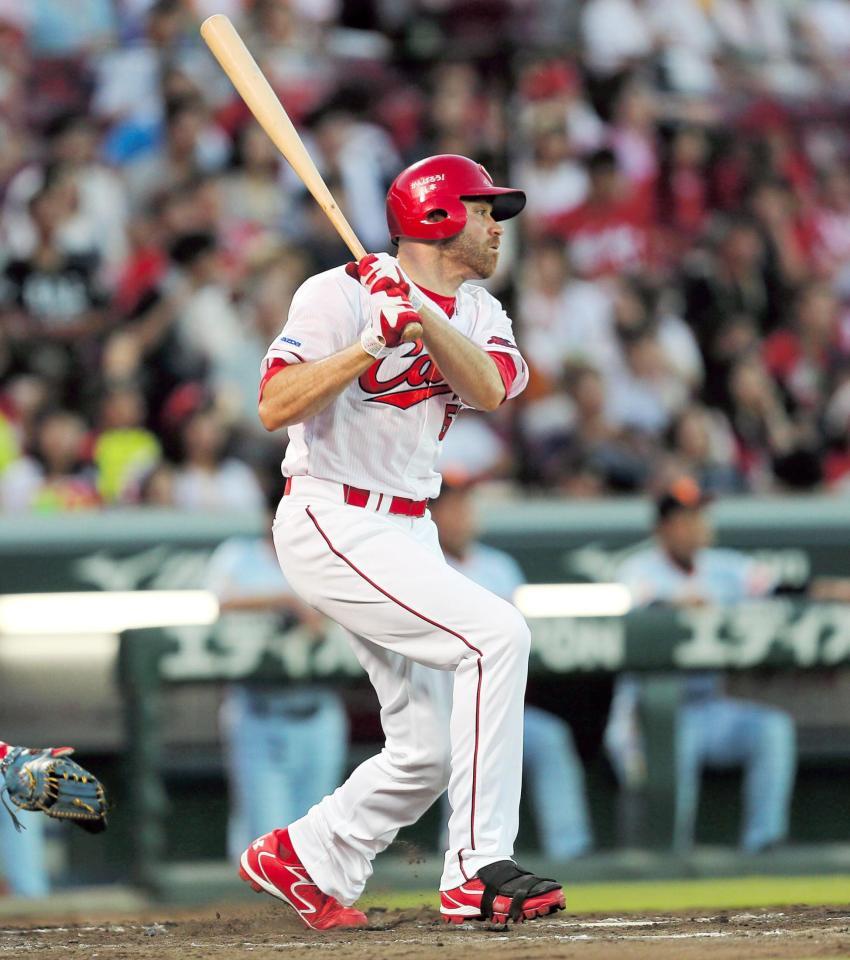 ４回、中越えソロを放つシアーホルツ（撮影・出月俊成）