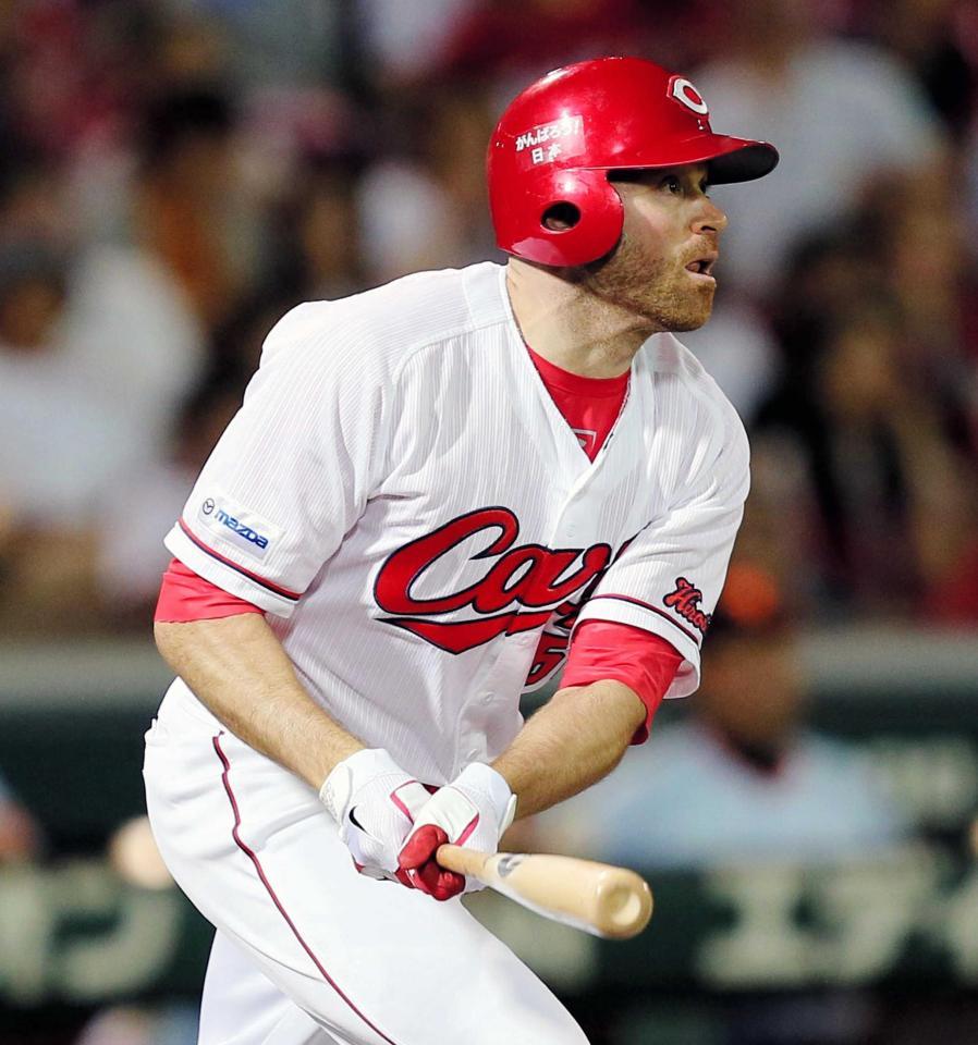 　６回、右越えに２打席連続のソロを放つシアーホルツ（撮影・出月俊成）