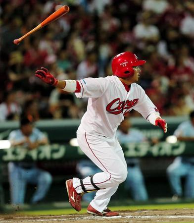 ８回、左中間に代打適時二塁打を放つ松山＝マツダスタジアム（撮影・出月俊成）