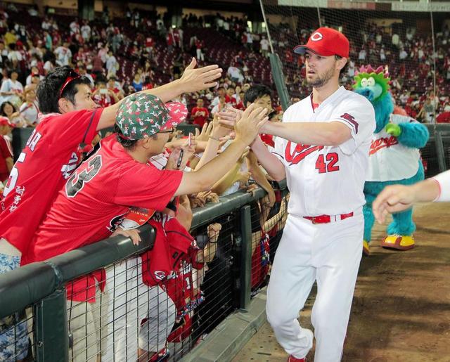 8回0封の広島ジョンソンが石原に感謝