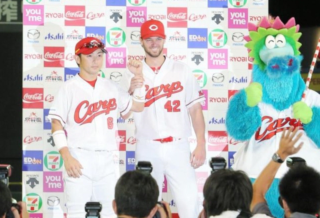 先制２ランを放った広島・梵（左）はお立ち台でジョンソンとポーズを決める＝マツダスタジアム（撮影・出月俊成）