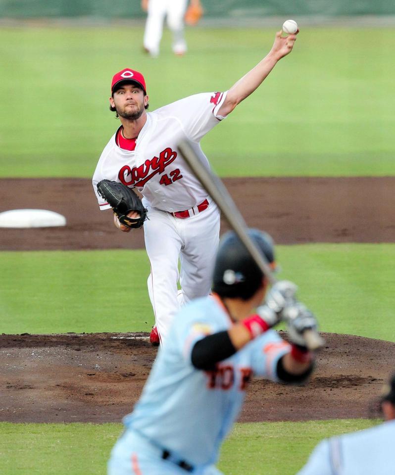 　巨人打線相手に力投するジョンソン（撮影・出月俊成）