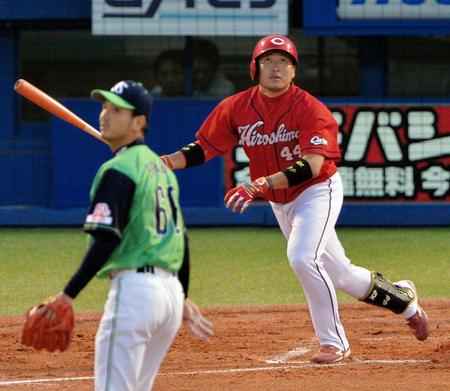 ３回、松山は中犠飛を放つ（投手・新垣渚）＝神宮球場（撮影・西岡正）