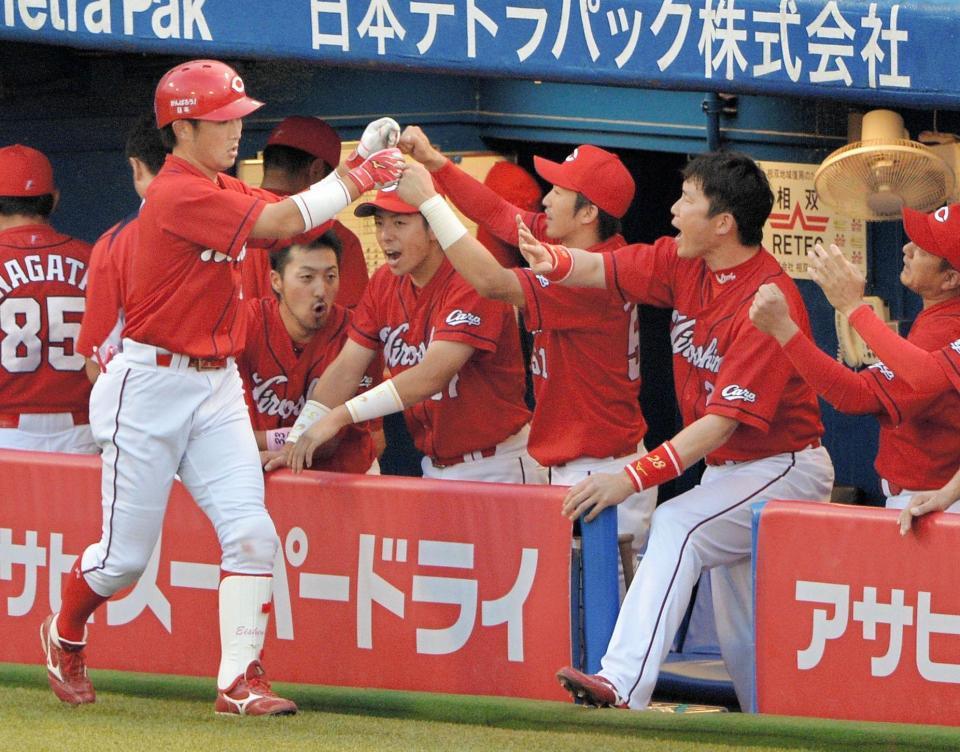 ２回広島１死、梵英心（左）は左越えに先制ソロを放ち、ナインに迎えられる＝神宮球場（撮影・西岡正）