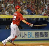 ７回、新井が右前に適時打を放つ（撮影・堀内翔）