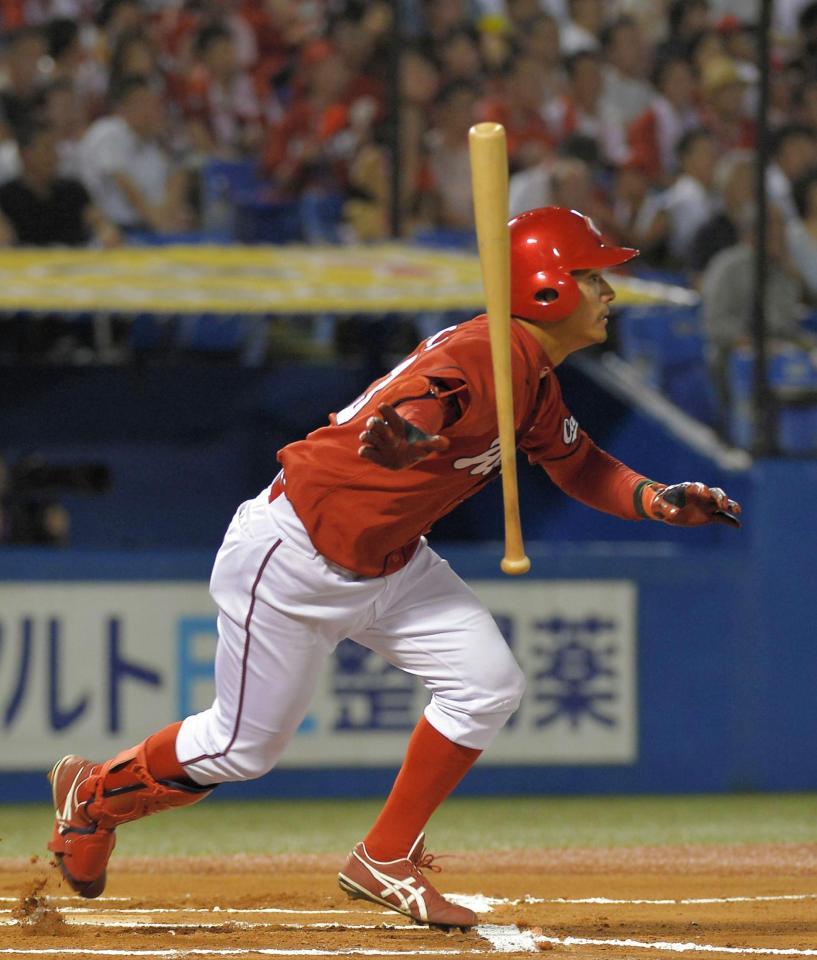 ６回広島１死二塁、田中が適時打二塁打を放つ＝神宮球場（撮影・堀内翔）