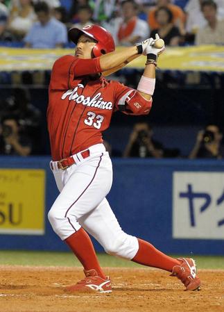 ４回広島無死、菊池がソロを放つ＝神宮球場（撮影・堀内翔）