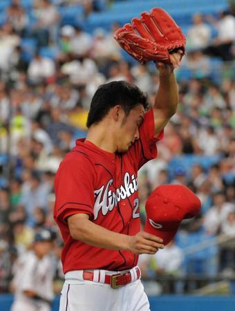 １回、ヤクルトに３点を先制された広島・薮田＝神宮球場（撮影・堀内翔）