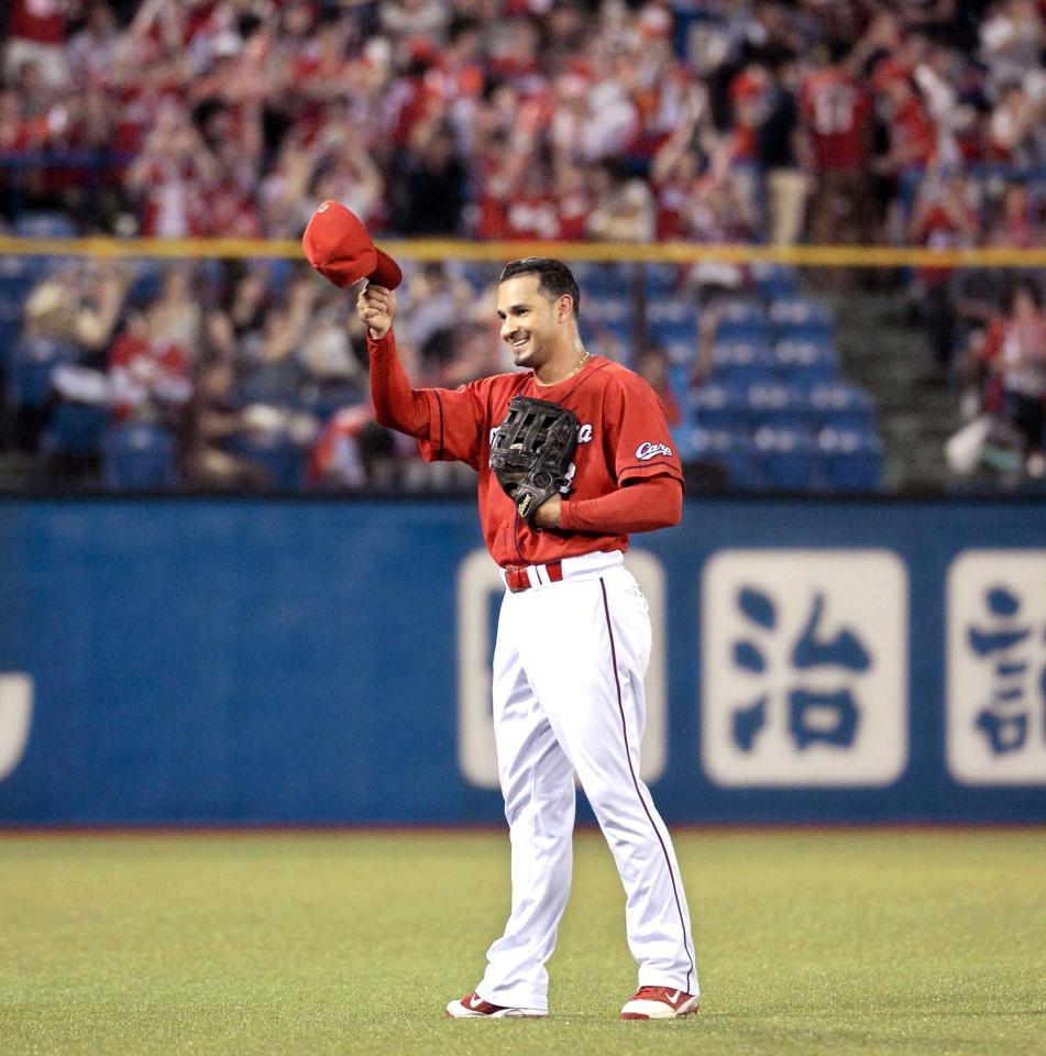 　４回にソロを放った後、守備に就いた時、笑顔でファンの声援に応えるグスマン（撮影・堀内翔）