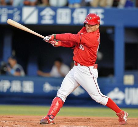 　２回、田中は左中間に適時二塁打を放つ