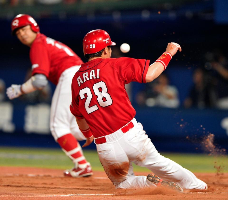 ４回、石原（左）のスクイズで三塁走者・新井が本塁を突くも憤死＝横浜（撮影・佐々木彰尚）