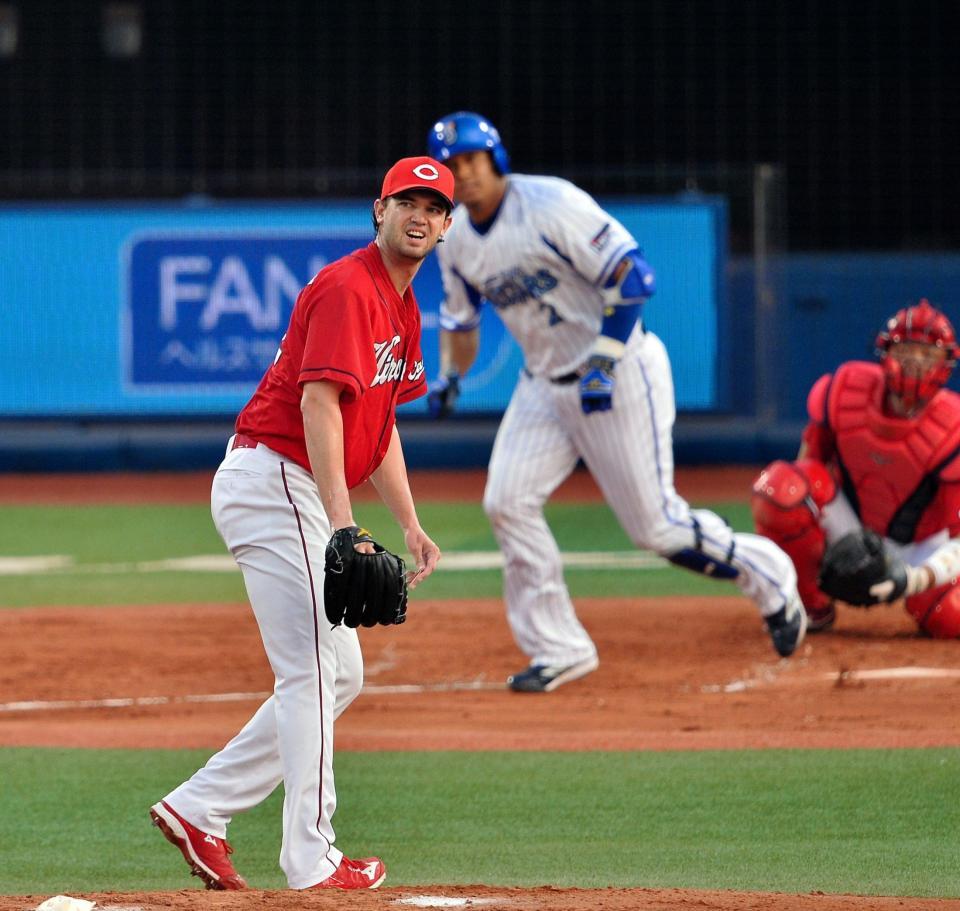 １回、、先制適時打を打たれたジョンソン（左）＝横浜スタジアム（撮影・園田高夫）