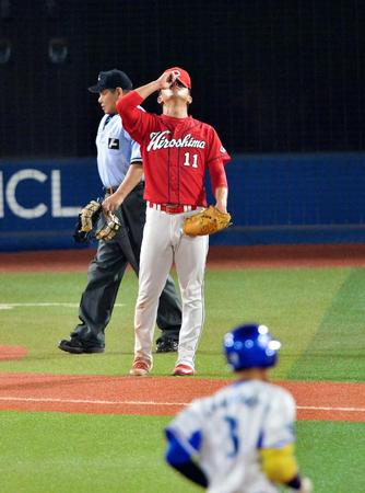 ６回、梶谷（手前）の逆転３ランを浴び天を仰ぐ福井＝横浜スタジアム（撮影・園田高夫）
