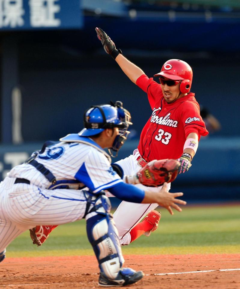 ３回、丸の適時二塁打で生還する一走・菊池（撮影・佐々木彰尚）