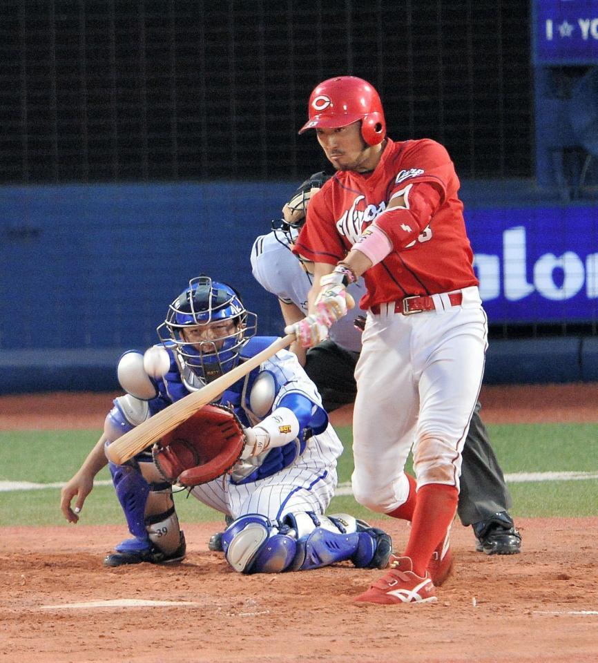 ５回、菊池が勝ち越し中犠飛を放つ＝横浜スタジアム（撮影・園田高夫）