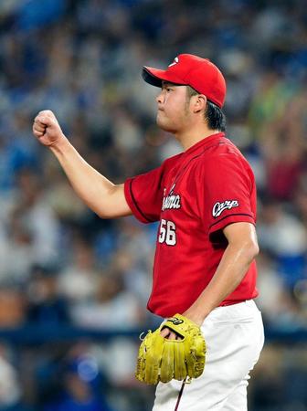 １５セーブ目を挙げてこぶしを握る中崎＝横浜（撮影・佐々木彰尚）